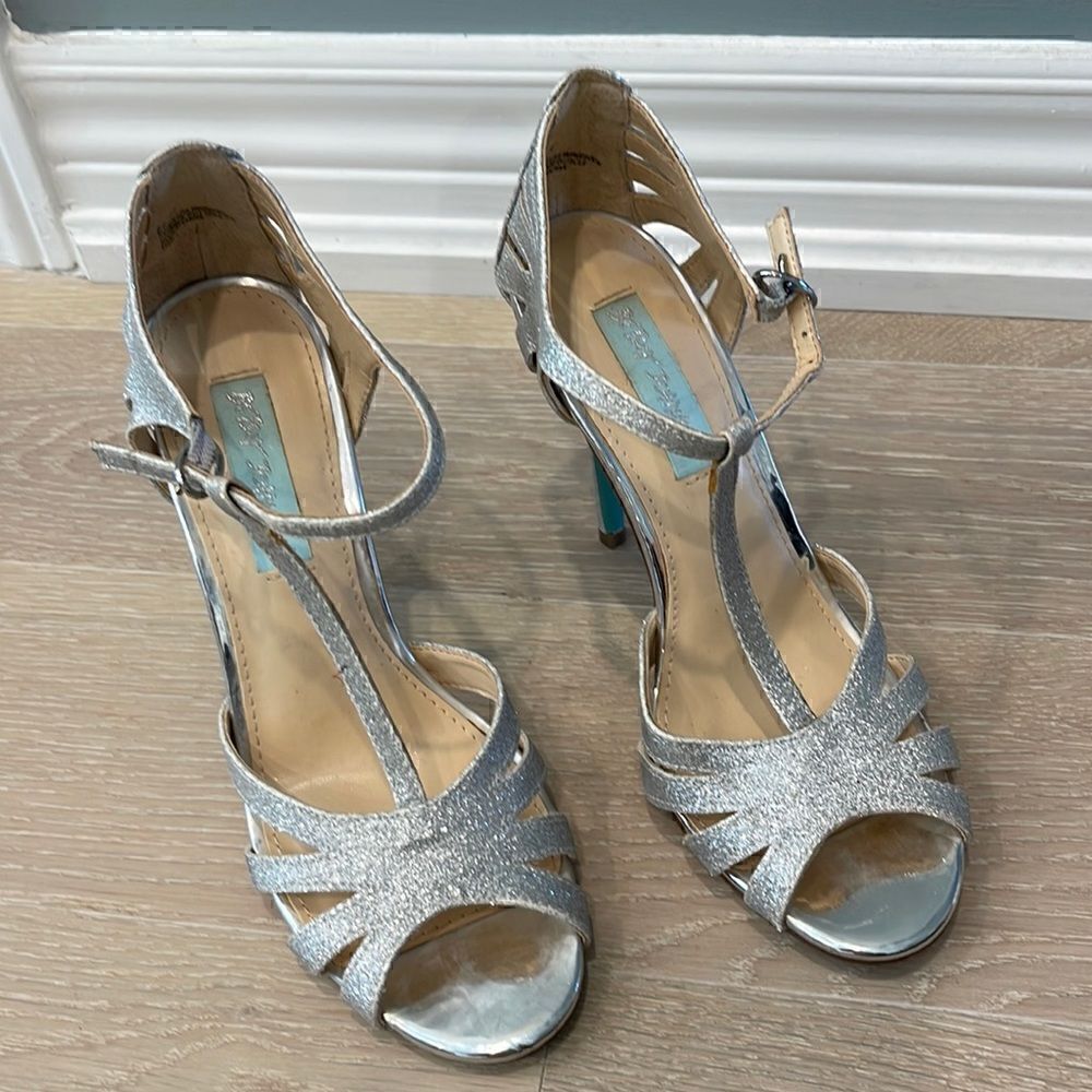 Betsey Johnson Glitter SB-Tee T-Strap Dress Sandal Heels High Heels. Size 6.5.